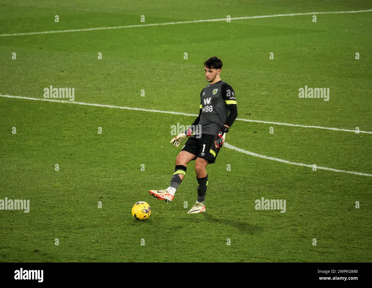 James Trafford passant le ballon lors du Burnley FC contre Everton FC en premier League au Turf Moor Stadium le 16 décembre 2023 Banque D'Images