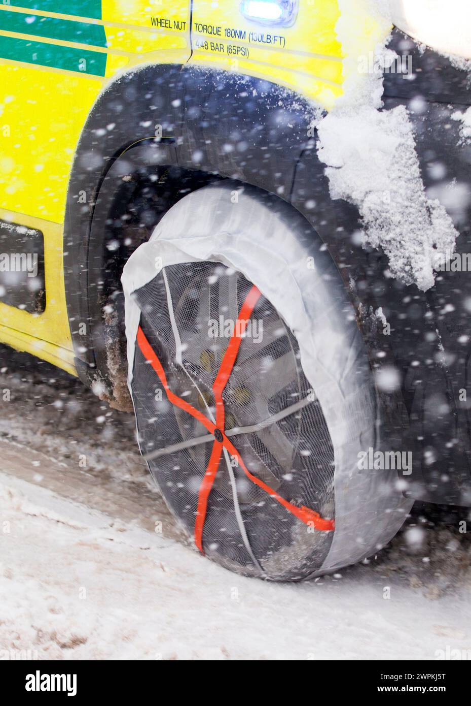 29/01/15 une ambulance est coincée et son équipage est obligé de mettre des «chaussettes de neige» pour le faire repartir. De fortes chutes de neige entraînent de multiples accidents, St Banque D'Images