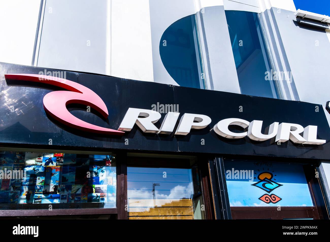 Le panneau au-dessus de l'entrée du magasin Rip Curl à Newquay en Cornouailles au Royaume-Uni. Banque D'Images