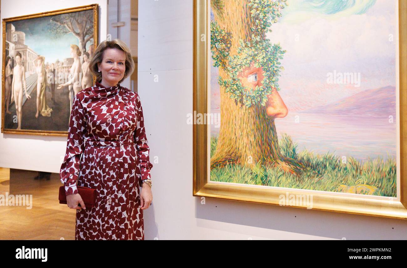 Bruxelles, Belgique. 08 mars 2024. La reine Mathilde de Belgique photographiée à côté de l'œuvre 'Alice au pays des merveilles', du peintre belge René Magritte, lors d'une visite royale à l'expo 'histoire de ne pas rire. Surréalisme en Belgique', vendredi 08 mars 2024. Cette exposition fait partie d’un événement plus vaste célébrant 100 ans de surréalisme et se concentre sur les contacts internationaux des surréalistes belges, le contexte politico-historique et les principales femmes artistes de ce mouvement d’avant-garde BELGA PHOTO BENOIT DOPPAGNE crédit : Belga News Agency/Alamy Live News Banque D'Images