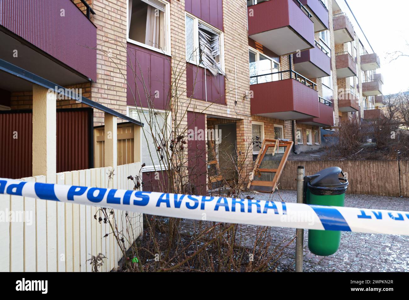 Une explosion s'est produite dans la nuit de jeudi dans un immeuble à Linköping, en Suède. La police, les services ambulanciers et les services de secours ont été appelés sur les lieux. L'explosion fait partie d'une série d'explosions récemment survenues en Suède. Banque D'Images