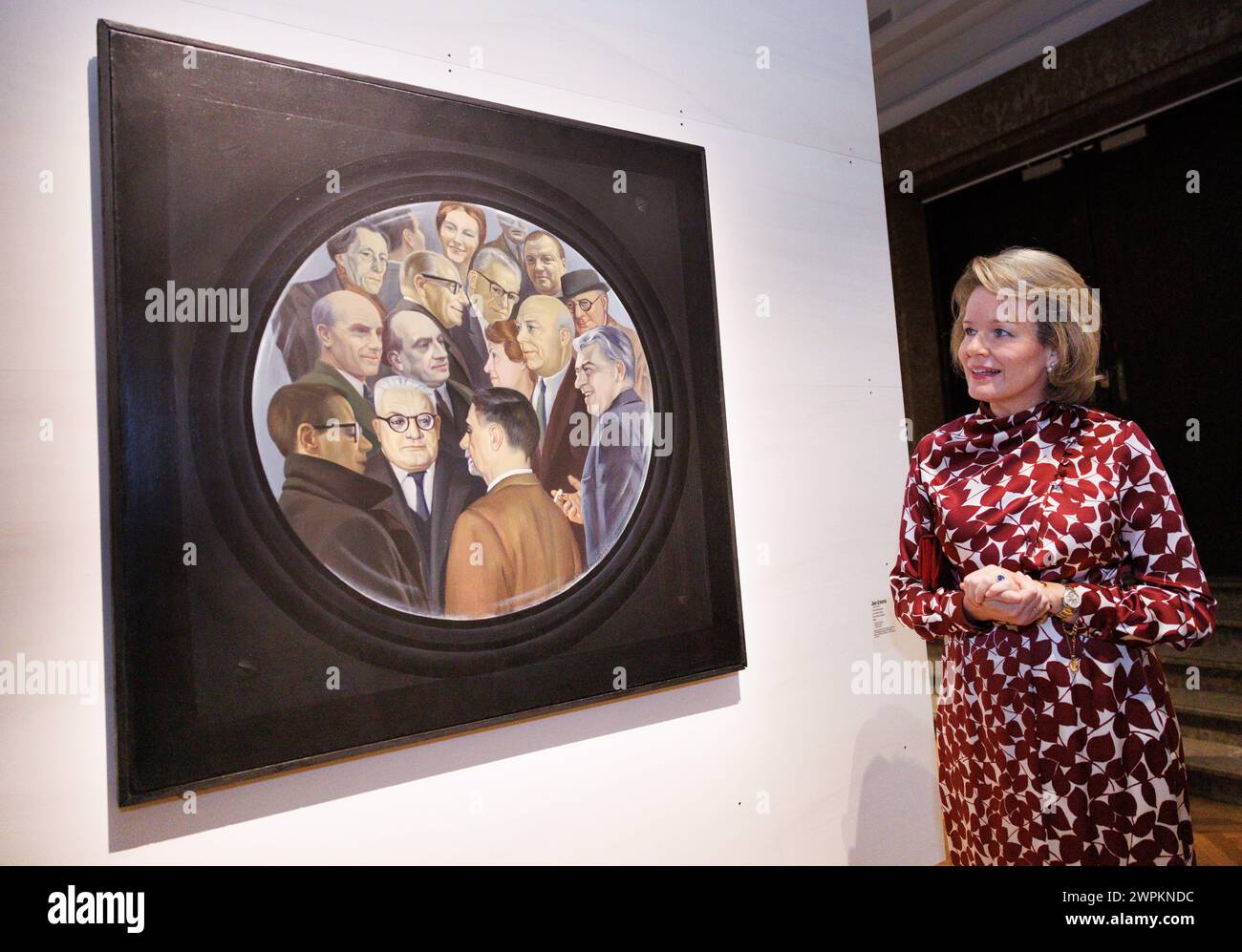 Bruxelles, Belgique. 08 mars 2024. La Reine Mathilde de Belgique photographiée à côté de l'œuvre 'la goutte d'eau' (la goutte d'eau) de la peintre belge Jane Graverol lors d'une visite royale à l'expo 'histoire de ne pas rire. Surréalisme en Belgique', vendredi 08 mars 2024. Cette exposition fait partie d’un événement plus vaste célébrant 100 ans de surréalisme et se concentre sur les contacts internationaux des surréalistes belges, le contexte politico-historique et les principales femmes artistes de ce mouvement d’avant-garde BELGA PHOTO BENOIT DOPPAGNE crédit : Belga News Agency/Alamy Live News Banque D'Images