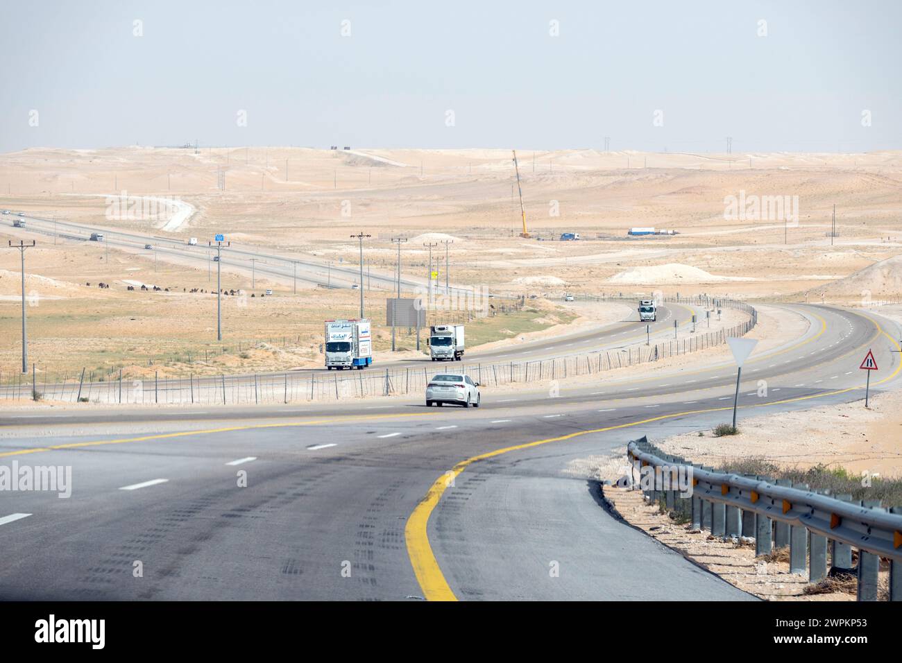 Signe au désert saoudien pour donner les distances de la ville principale aux voyageurs. Routes du désert saoudien Banque D'Images