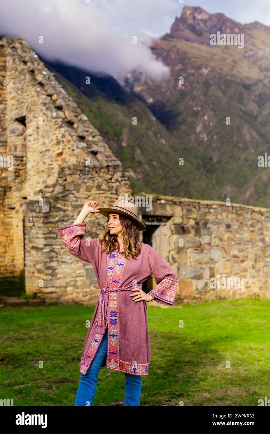 Femme à Choquequirao, Pérou, Amérique du Sud Copyright : LauraxGrier 1218-1779 Banque D'Images