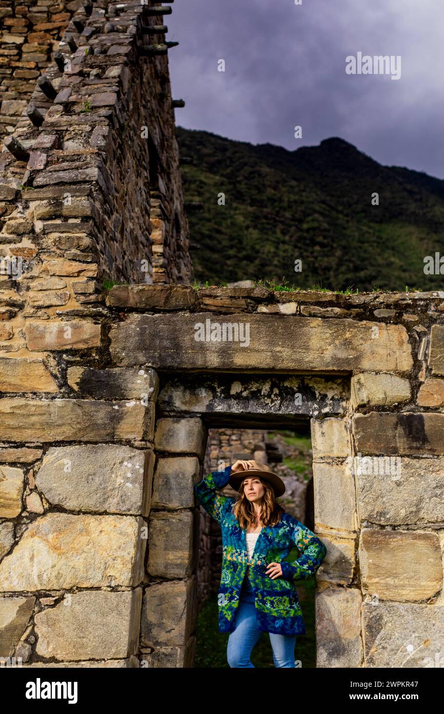 Femme à Choquequirao, Pérou, Amérique du Sud Copyright : LauraxGrier 1218-1785 Banque D'Images