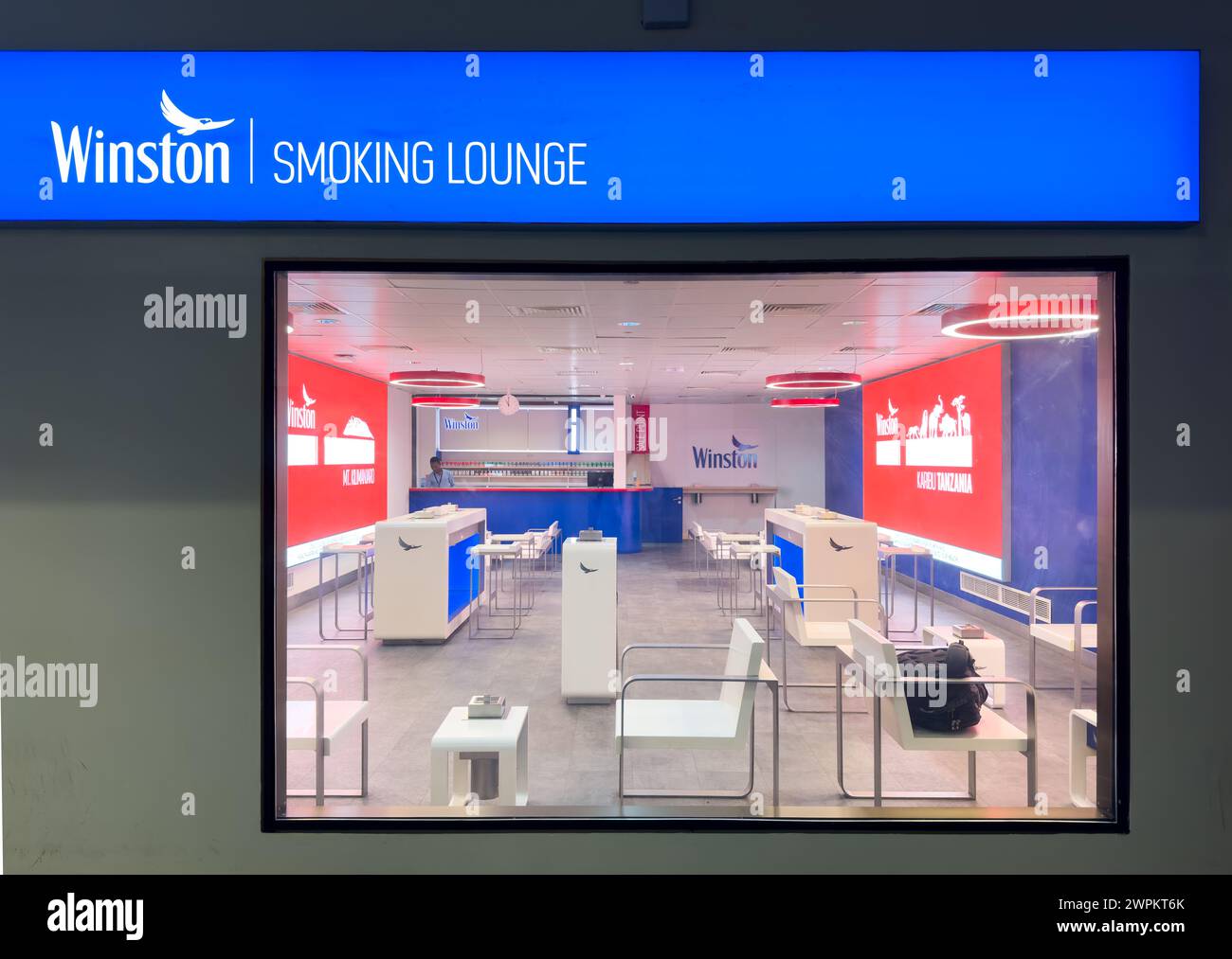 The Smoking Lounge sponsorisé par Winston cigarattes à l'aéroport international Julius Nyerere, Dar es Salaam, Tanzanie Banque D'Images The Smoking Lounge sponsorisé par Winston cigarattes à l'aéroport international Julius Nyerere, Dar es Salaam, Tanzanie Banque D'Images
