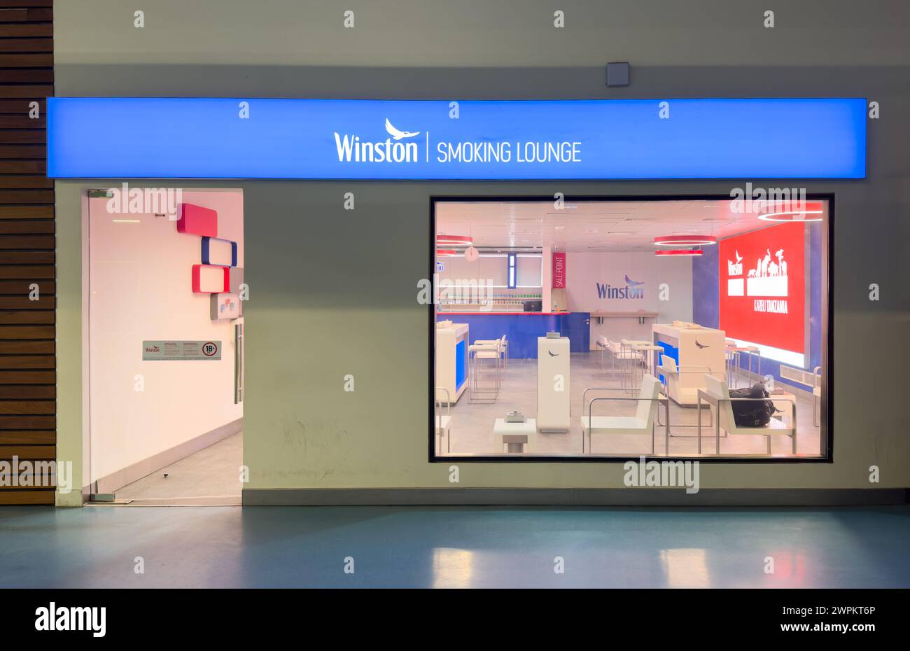 The Smoking Lounge sponsorisé par Winston cigarattes à l'aéroport international Julius Nyerere, Dar es Salaam, Tanzanie Banque D'Images The Smoking Lounge sponsorisé par Winston cigarattes à l'aéroport international Julius Nyerere, Dar es Salaam, Tanzanie Banque D'Images