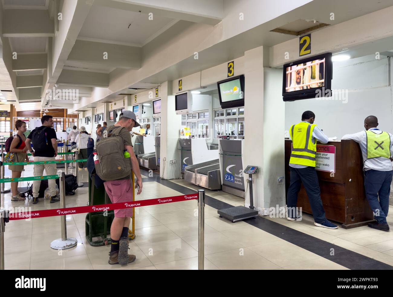 Les passagers s'enregistrent au terminal domestique de l'aéroport de Zanzibar, Zanzibar, Tanzanie Banque D'Images