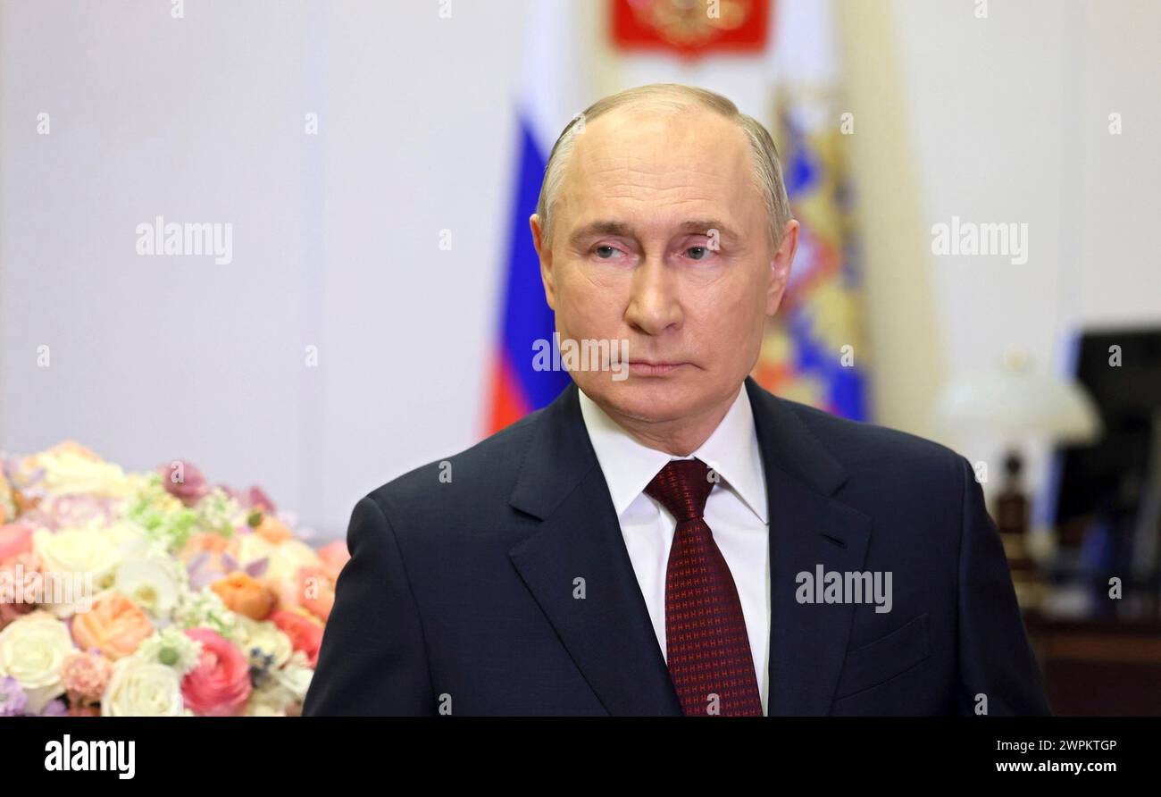 Moscou, Russie. 08 mars 2024. Le président russe Vladimir Poutine prononce un discours vidéo pour féliciter les femmes à l'occasion de la Journée internationale de la femme depuis le Kremlin, le 8 mars 2024 à Moscou, en Russie. Crédit : Mikhail Metzel/Kremlin Pool/Alamy Live News Banque D'Images