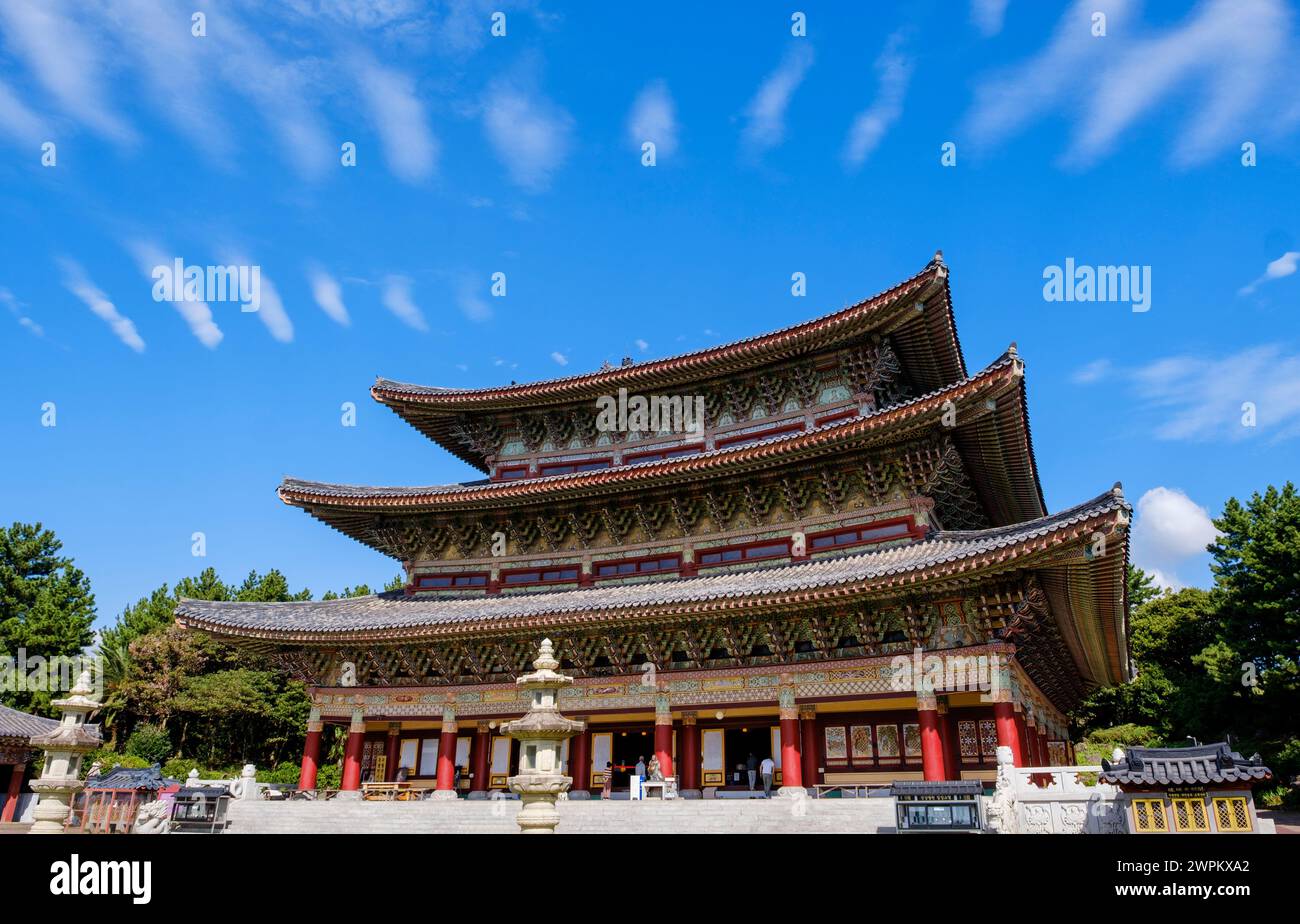 Temple bouddhiste Yakcheonsa, 30 mètres de haut, couvrant 3305 mètres carrés, le plus grand temple en Asie, île de Jeju, Corée du Sud, Asie Banque D'Images