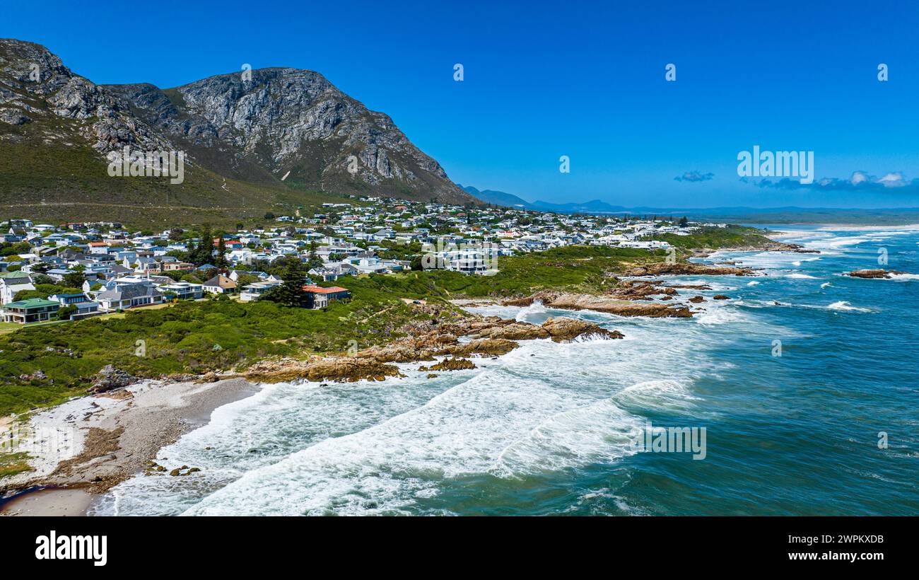 Aérienne d'Hermanus et ses plages blanches, Western Cape Province, Afrique du Sud, Afrique Banque D'Images