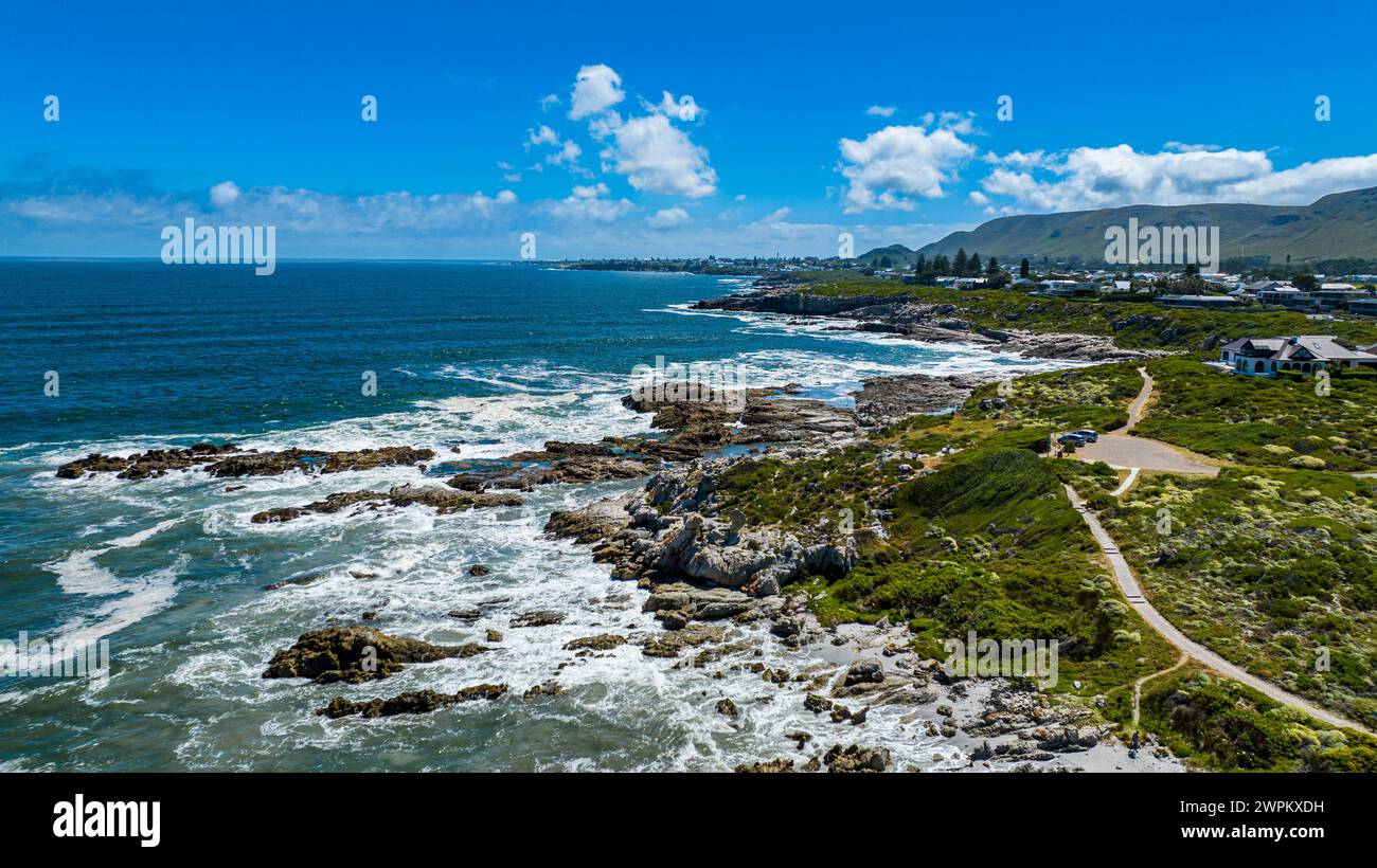 Aérienne d'Hermanus et ses plages blanches, Western Cape Province, Afrique du Sud, Afrique Banque D'Images
