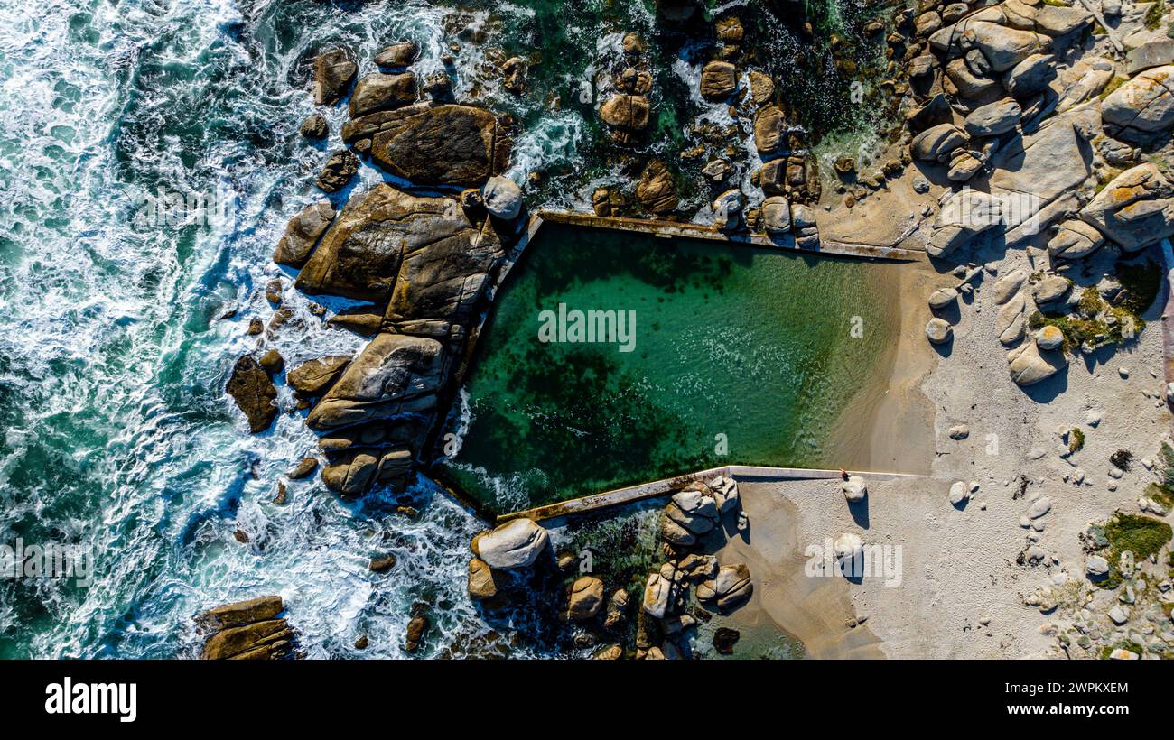 Antenne d'un bassin rocheux, camps Bay, Cape Town, Afrique du Sud, Afrique Banque D'Images