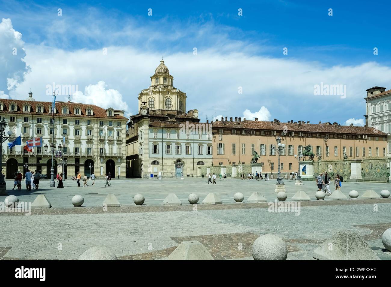 Vue de Piazza Castello, une place importante avec plusieurs complexes architecturaux importants et périmètre de portiques et façades élégants, Turin, pied Banque D'Images
