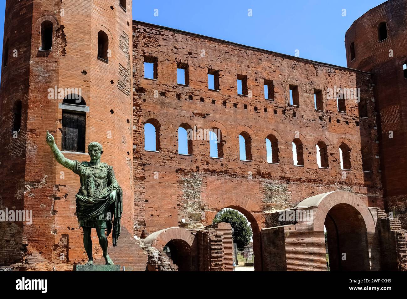 Statue de Jules César située à la porte Palatine, une porte de la ville de l'époque romaine, la Porta principalis Dextra de la ville antique donnant l'entrée par le Banque D'Images