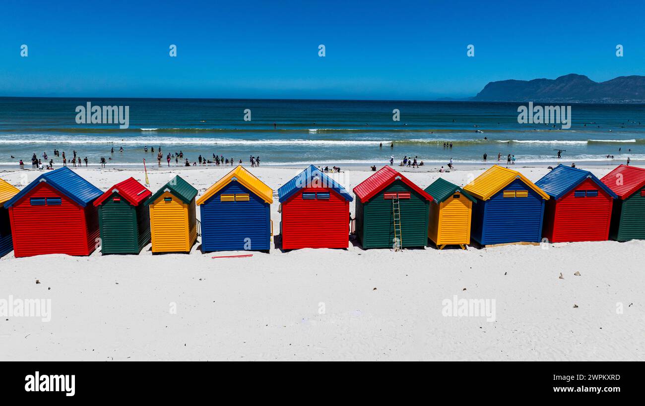 Aérien des cabanes de plage colorées sur la plage de Muizenberg, Cape Town, Afrique du Sud, Afrique Banque D'Images