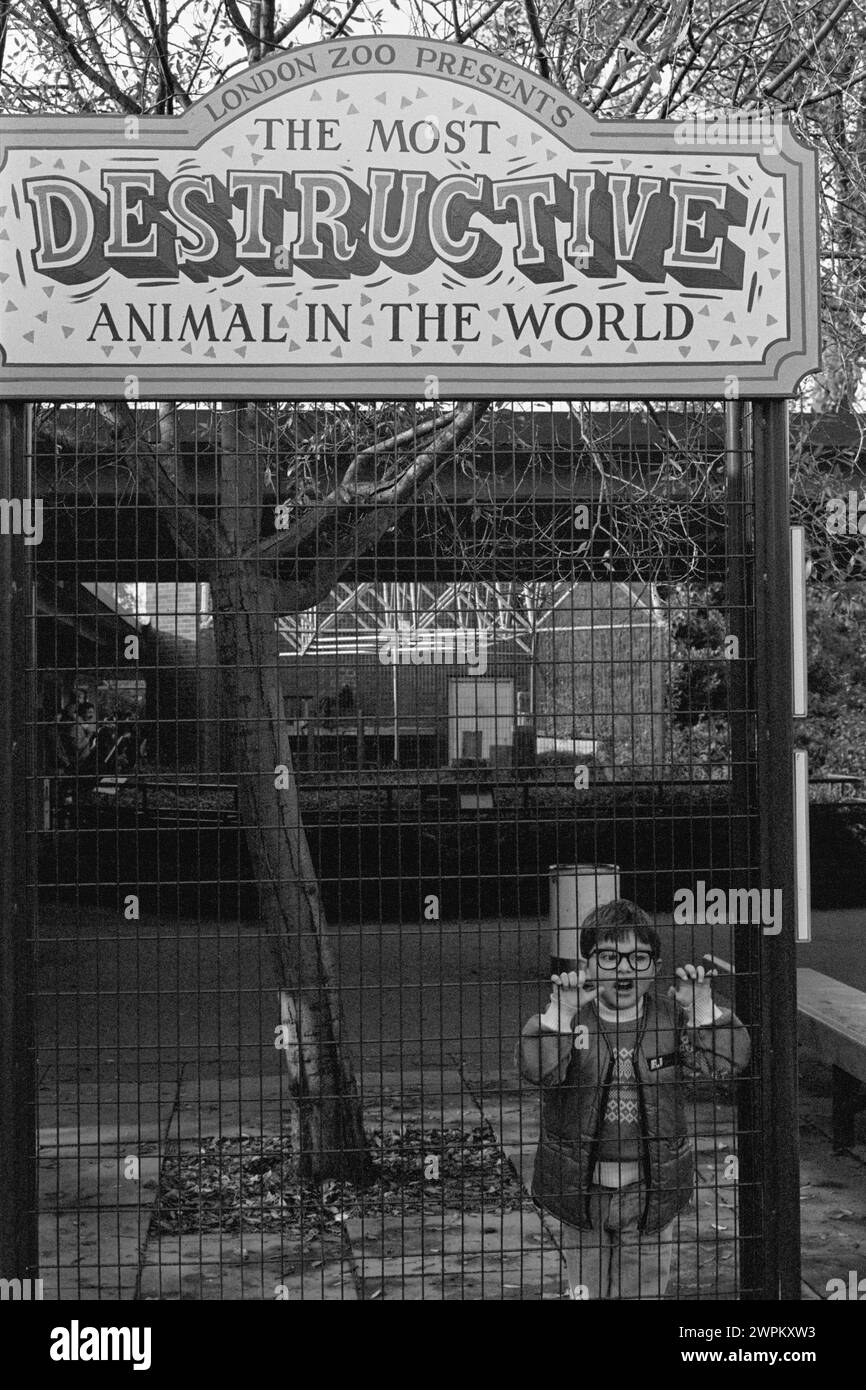 Un spectacle humoristique avec un message sérieux au zoo de Londres, 1984 Banque D'Images