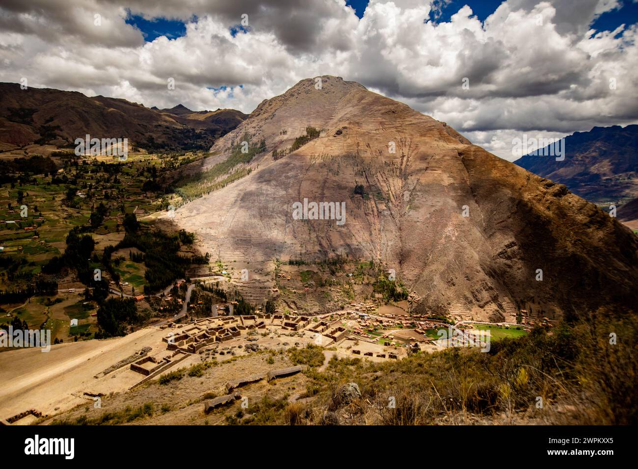 Ruines de Pisaq de loin, Vallée sacrée, Pérou, Amérique du Sud Banque D'Images