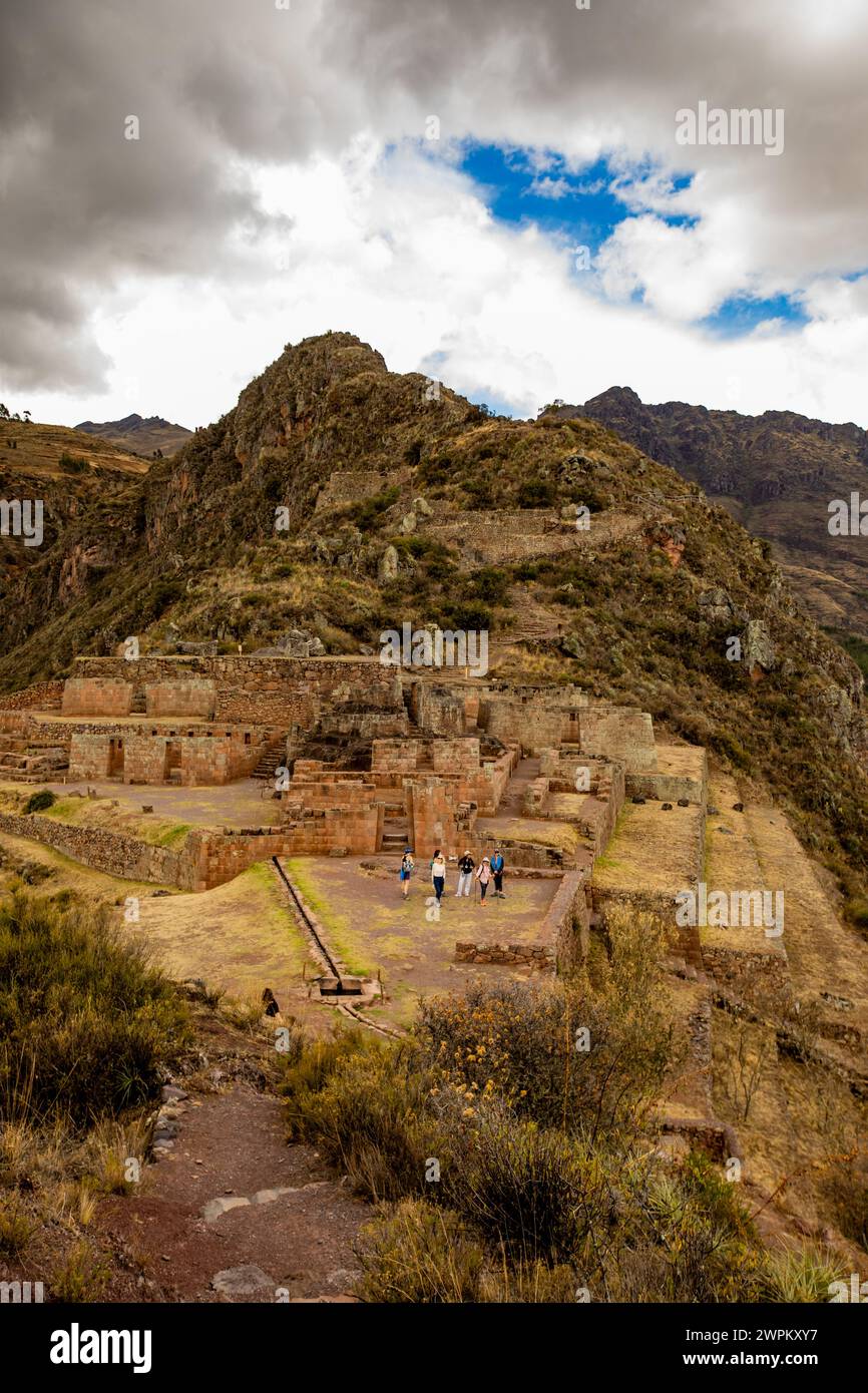 Ruines de Pisaq de loin, Vallée sacrée, Pérou, Amérique du Sud Banque D'Images