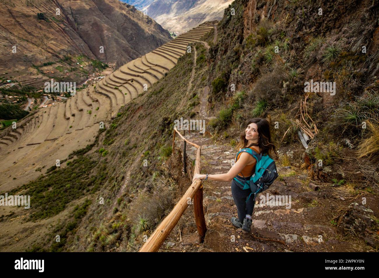 Femme randonnée le long des sentiers, Vallée sacrée, Pérou, Amérique du Sud Banque D'Images