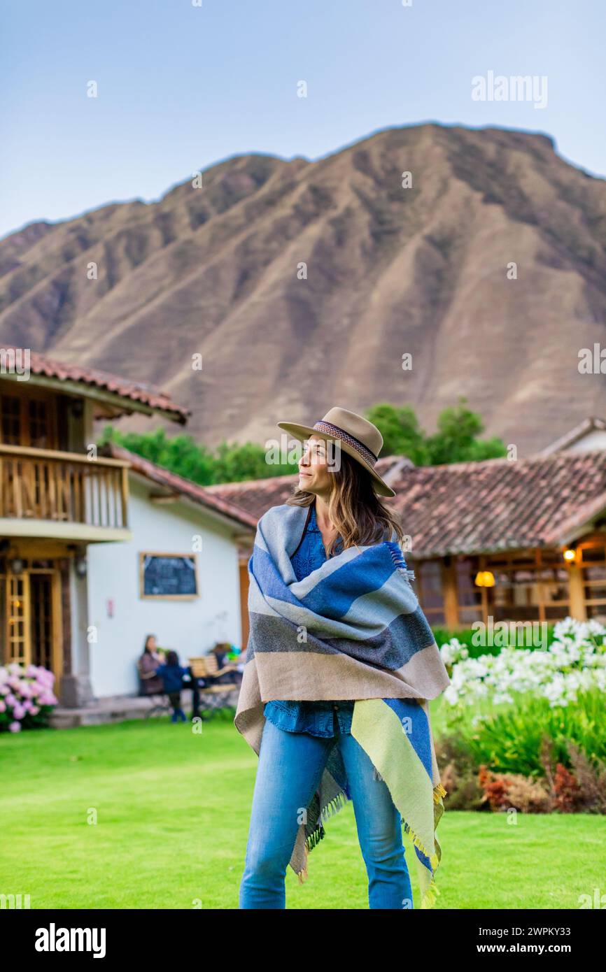 Femme dans la Vallée sacrée, Pérou, Amérique du Sud Banque D'Images