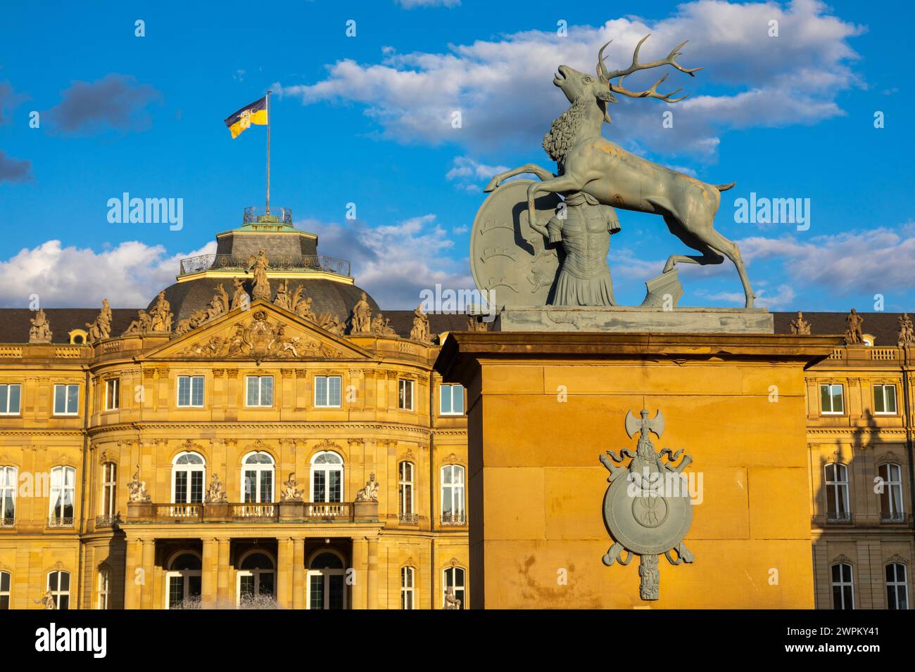 Statue de cerf à l'entrée, Neues Schloss (Nouveau Palais), Neues Schloss, Stuttgart, Bade-Wurtemberg State, Allemagne, Europe Banque D'Images