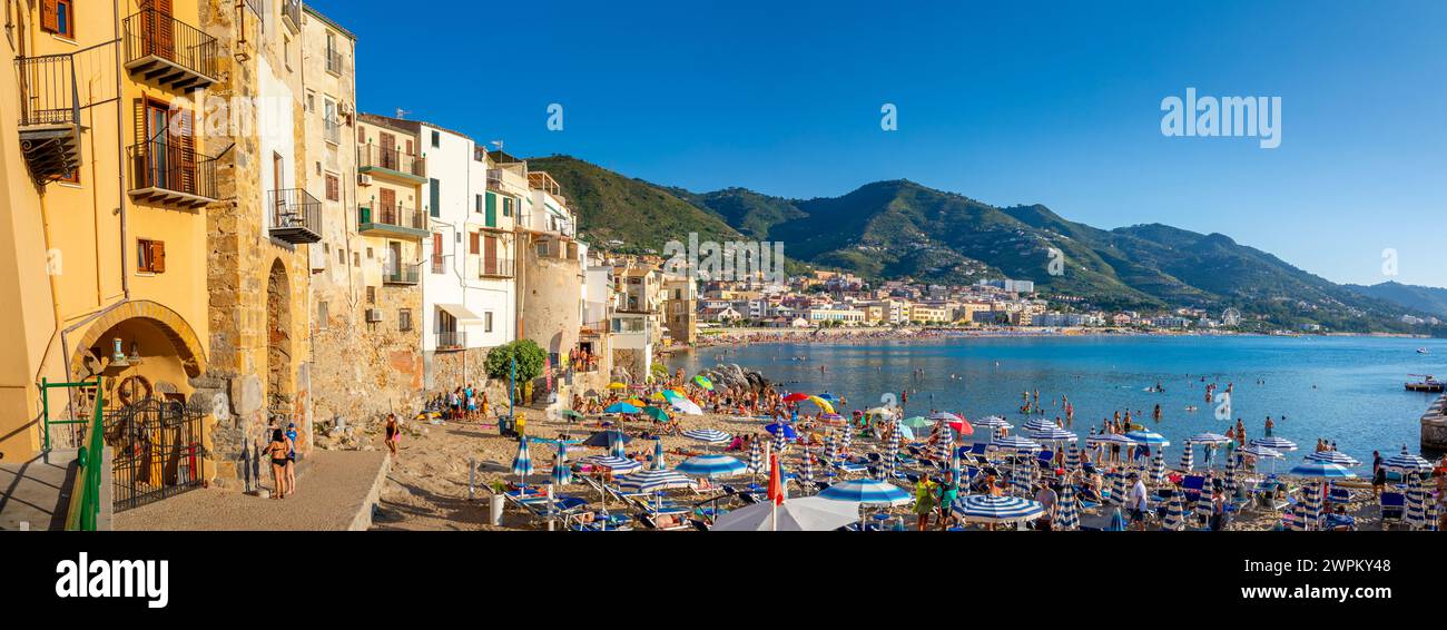 Vue panoramique des touristes sur la plage, montagnes en arrière-plan, Cefalu, Province de Palerme, Sicile, Italie, Méditerranée, Europe Banque D'Images