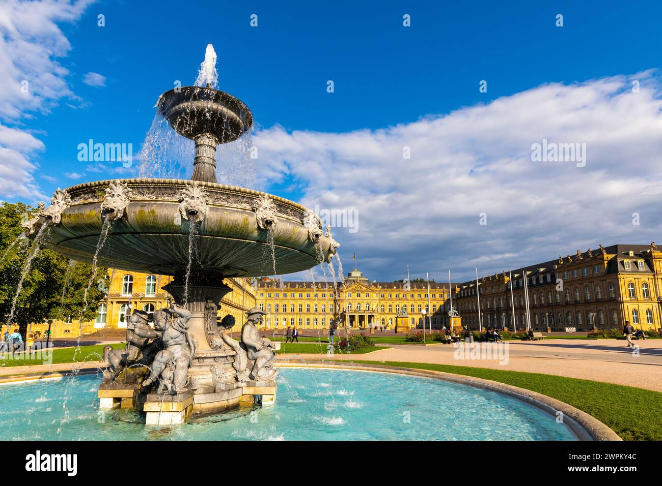 Schlossplatz Stuttgart (place du Palais), New Palace, Fontaine, Stuttgart, Bade-Wurtemberg State, Allemagne, Europe Banque D'Images