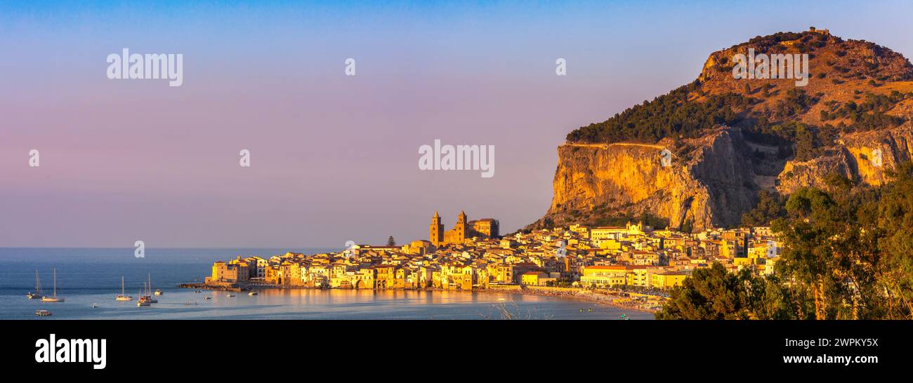 Vue panoramique de Cefalu, Province de Palerme, Sicile, Italie, Méditerranée, Europe Banque D'Images