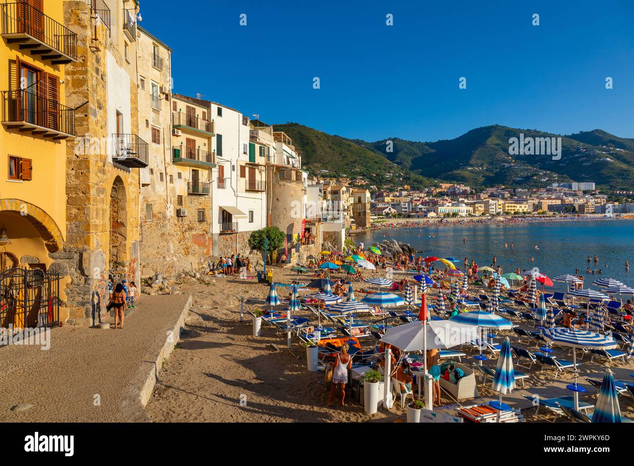 Touristes sur la plage, Cefalu, montagnes en arrière-plan, Province de Palerme, Sicile, Italie, Méditerranée, Europe Banque D'Images