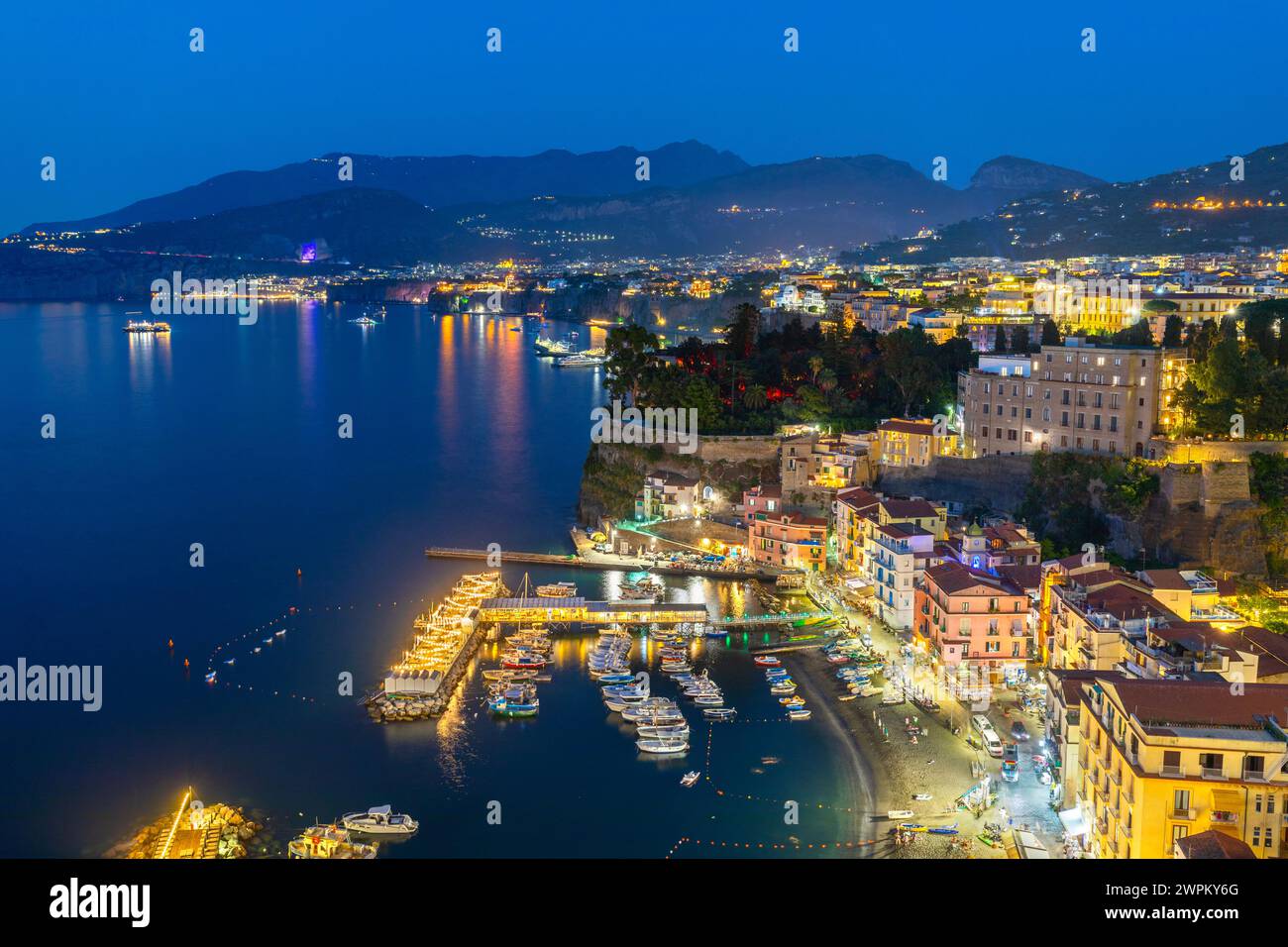 Vue panoramique au crépuscule de Sorrente, baie de Naples, Campanie, Italie, Méditerranée, Europe Banque D'Images