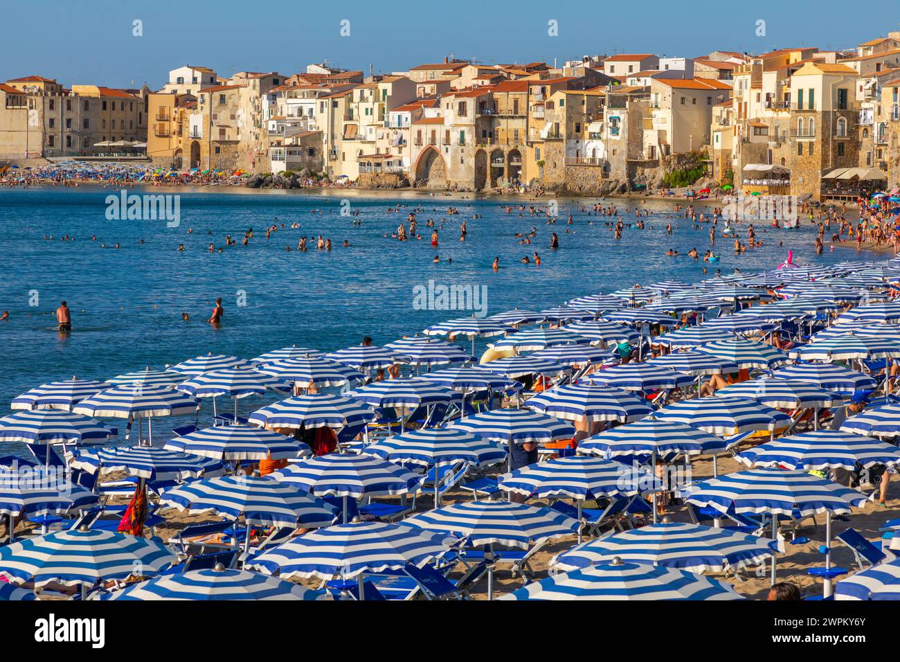 Parasols, parasols, plage de Lungomare, Cefalu, Province de Palerme, Sicile, Italie, Méditerranée, Europe Banque D'Images