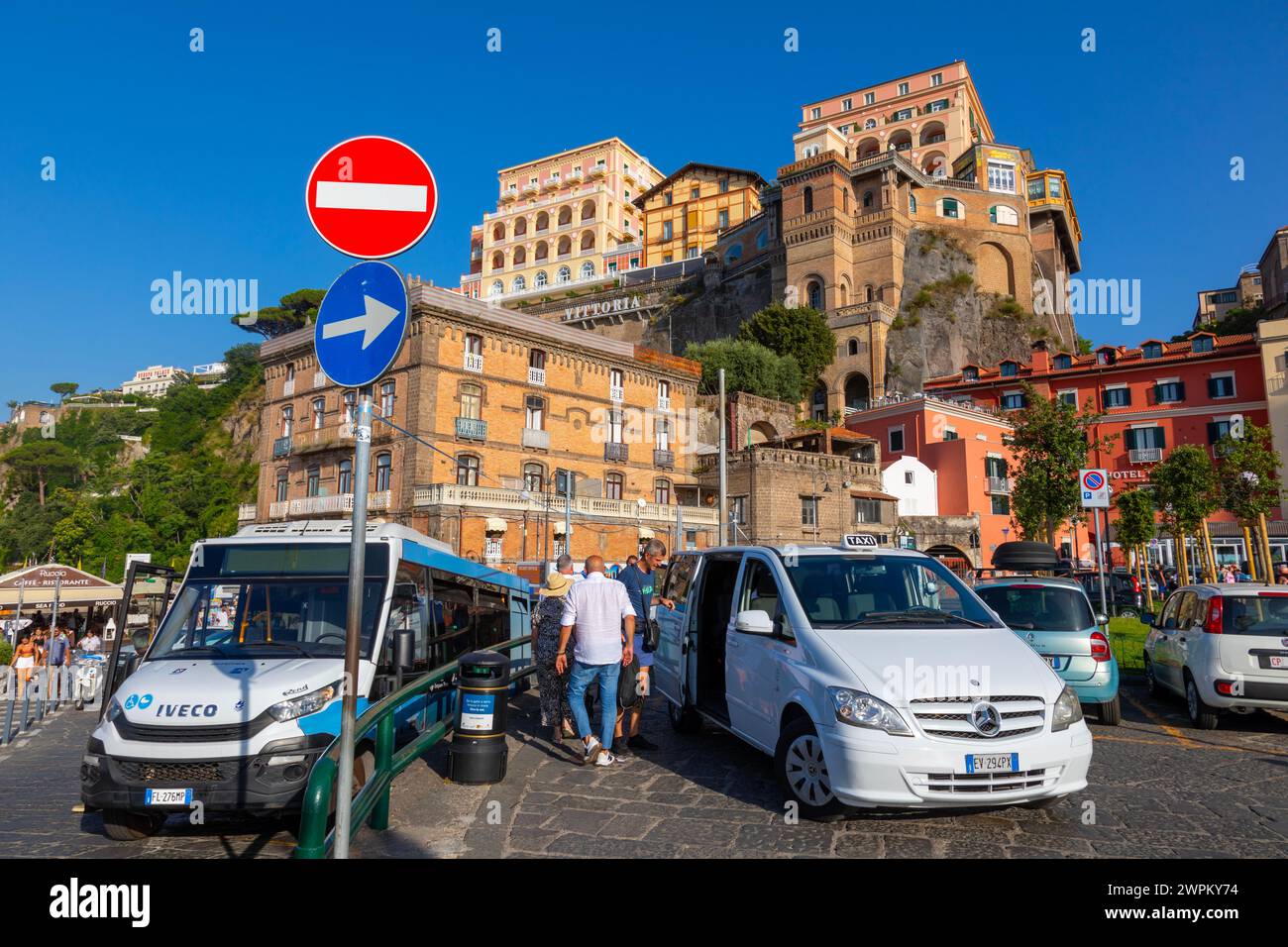 Taxis à Sorrente, Baie de Naples, Campanie, Italie, Méditerranée, Europe Banque D'Images