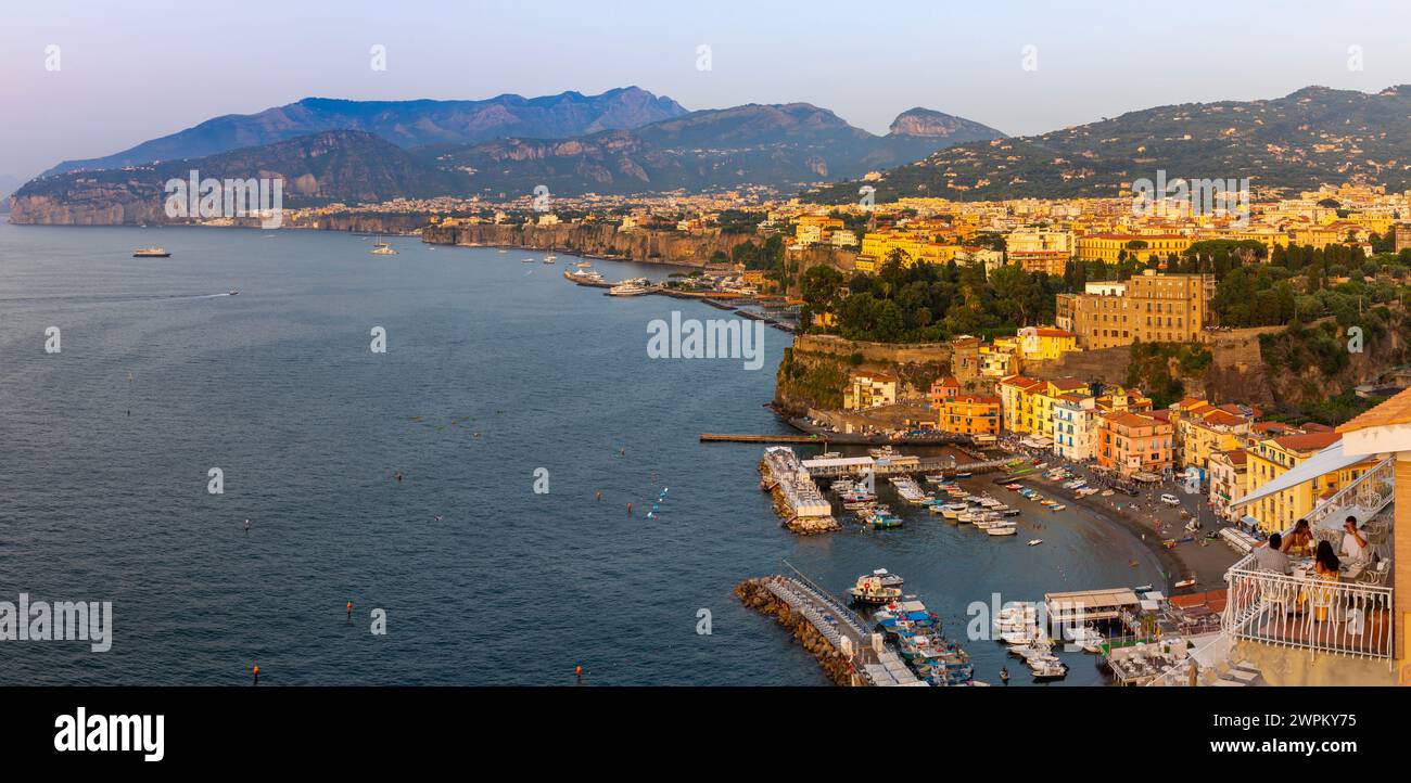 Touristes dînant avec vue panoramique sur Sorrente, baie de Naples, Campanie, Italie, Méditerranée, Europe Banque D'Images