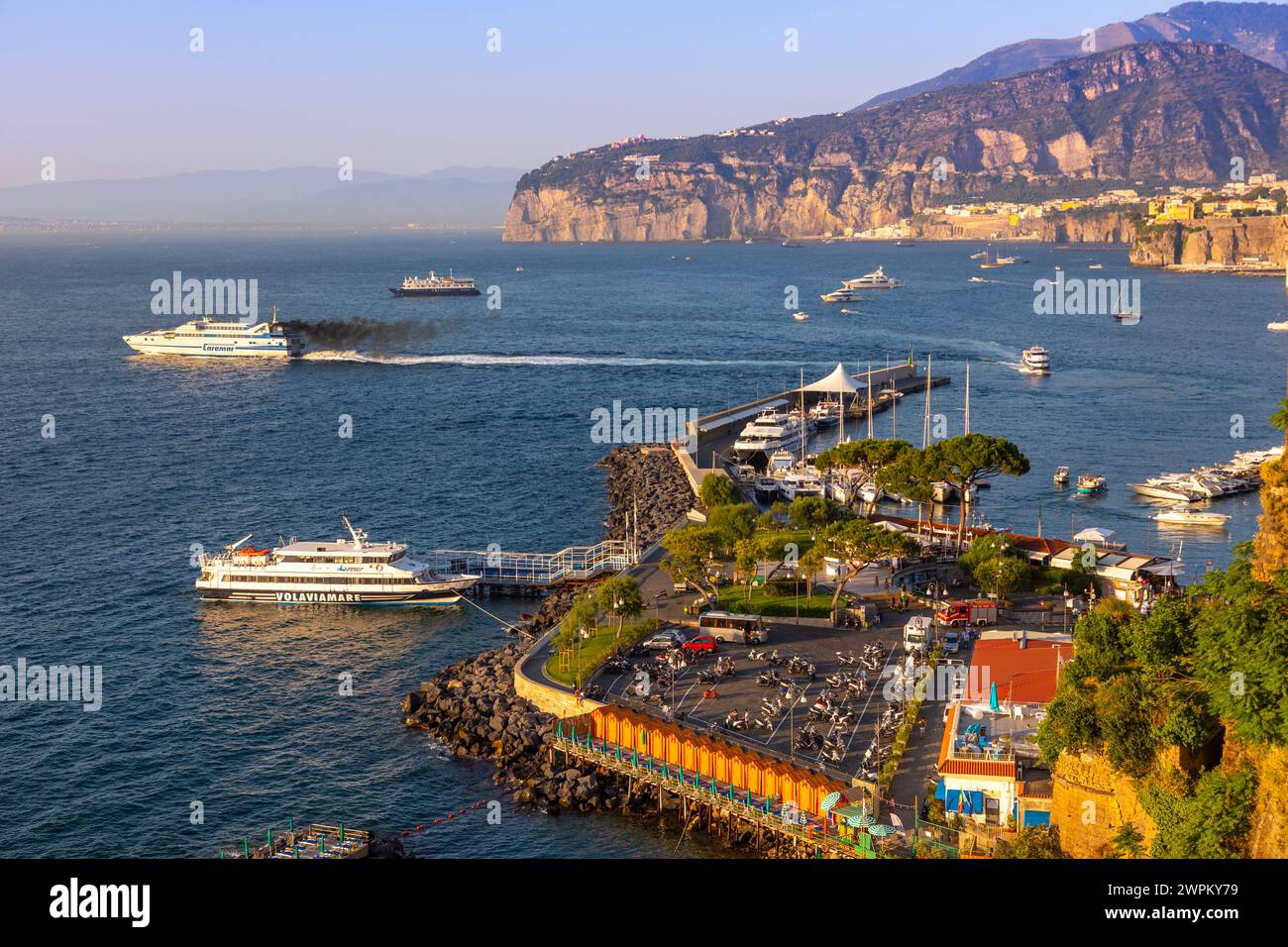 Ferry et bateaux, Sorrente, Baie de Naples, Campanie, Italie, Méditerranée, Europe Banque D'Images