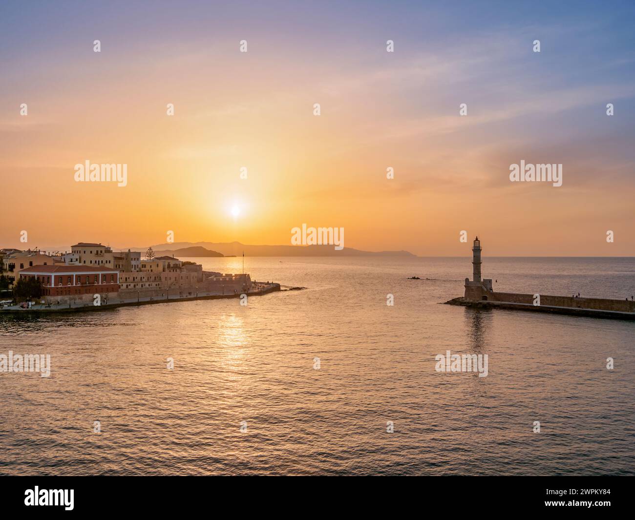 Port vénitien au coucher du soleil, vue surélevée, ville de la Canée, Crète, îles grecques, Grèce, Europe Banque D'Images