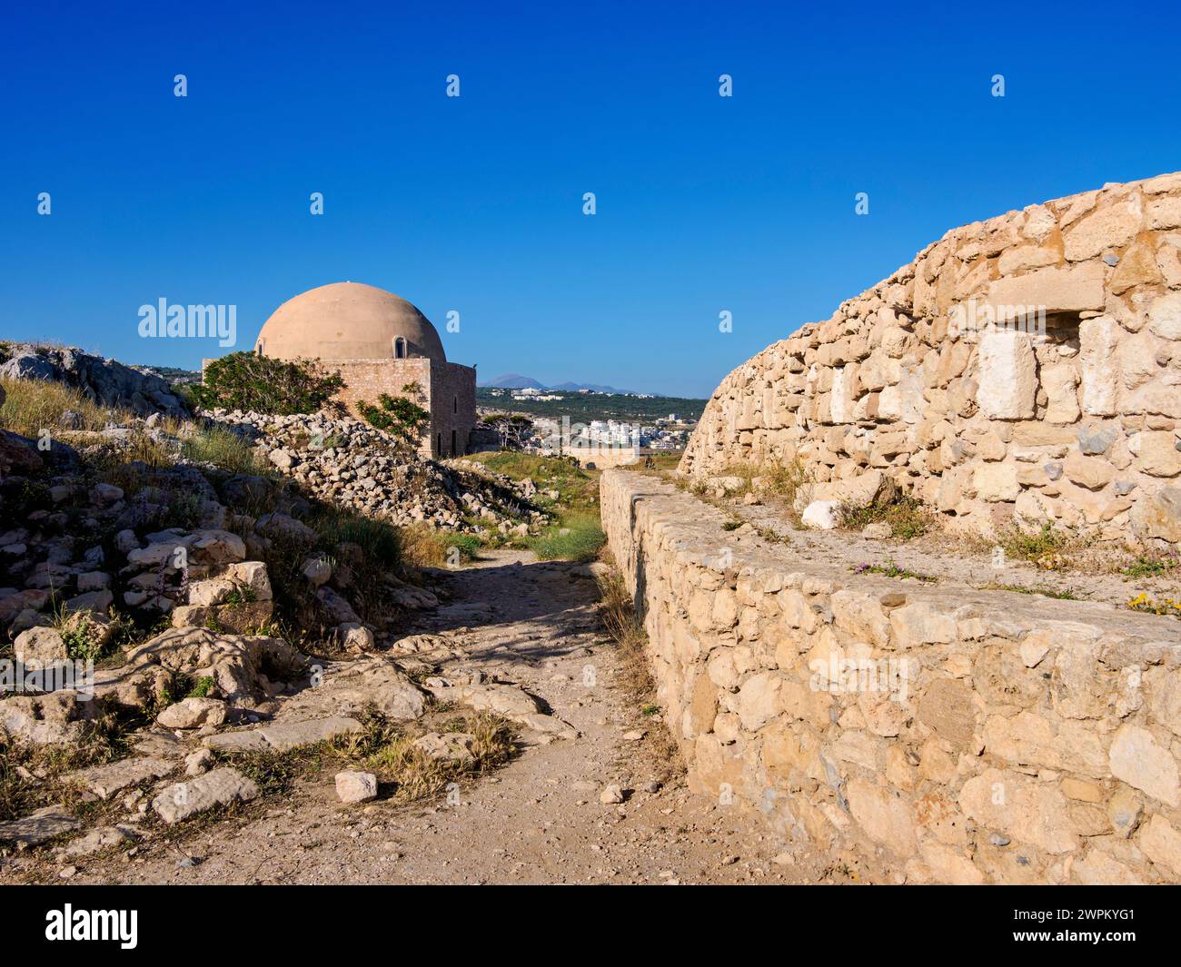 Vue vers la mosquée Ibrahim Han, château vénitien Fortezza, ville de Réthymnon, région de Réthymnon, Crète, îles grecques, Grèce, Europe Banque D'Images