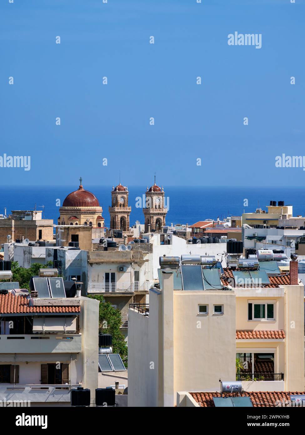 Vue vers la cathédrale Agios Minas, ville d'Héraklion, Crète, îles grecques, Grèce, Europe Banque D'Images