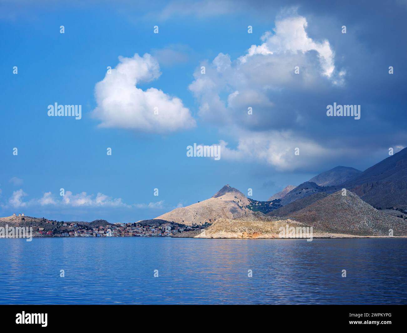 Vue vers l'île de Halki, le Dodécanèse, les îles grecques, la Grèce, l'Europe Banque D'Images