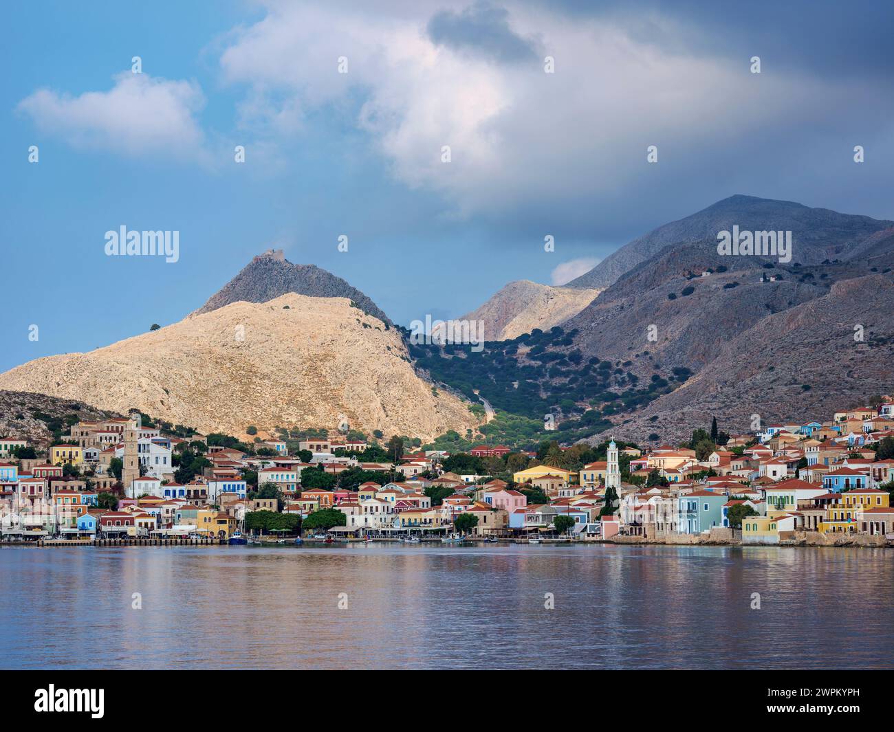 Vue vers le village de Chalki, Emporio, île de Halki, Dodécanèse, îles grecques, Grèce, Europe Banque D'Images