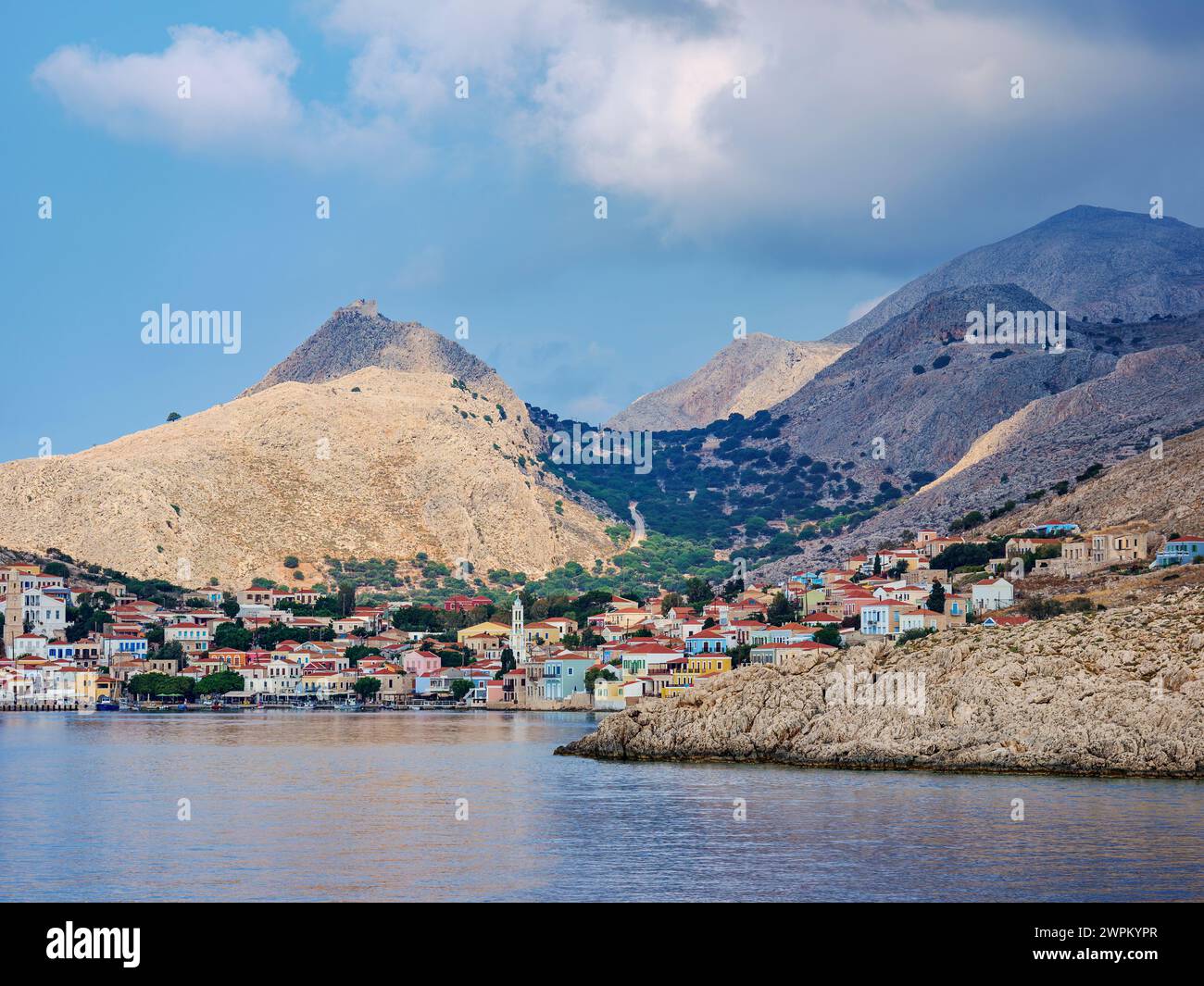 Vue vers Chalki Village, Emporio, Halki Island, Dodécanèse, îles grecques, Grèce, Europe Banque D'Images