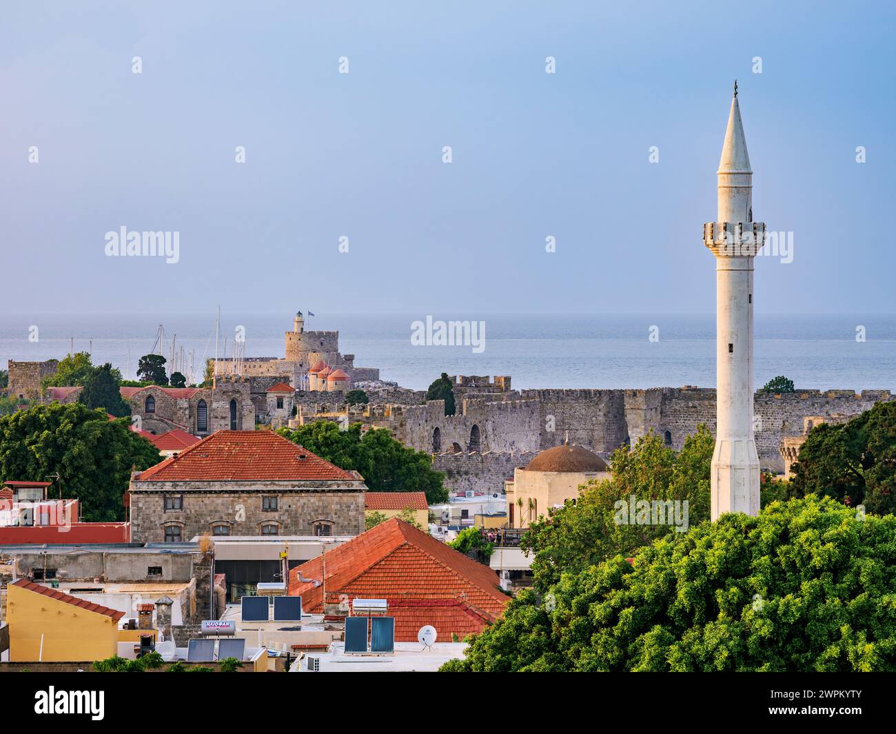 Vue sur le minaret de la mosquée Ibrahim Pacha et la vieille ville médiévale vers la forteresse Saint-Nicolas, Rhodes City, Rhodes Island, Dodécanèse, îles grecques Banque D'Images
