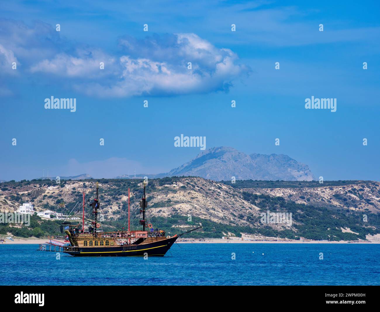 Bateau touristique stylisé vintage par la plage du Paradis, île de Kos, Dodécanèse, îles grecques, Grèce, Europe Banque D'Images