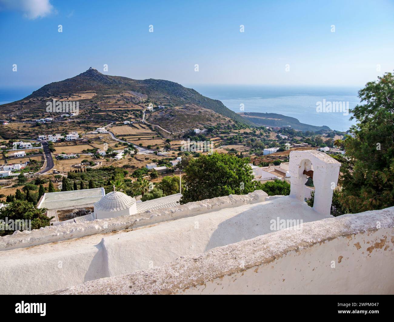 Eglises blanchies à la chaux de Patmos Chora, vue élevée, île de Patmos, Dodécanèse, îles grecques, Grèce, Europe Banque D'Images
