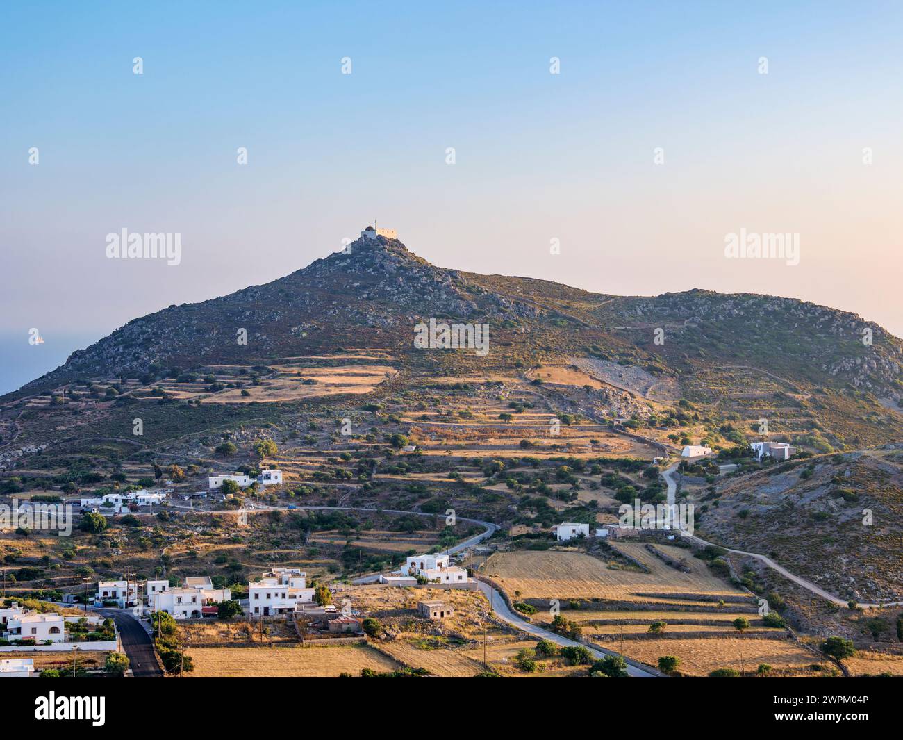 Vue vers la colline avec l'église du Prophète Elias, l'île de Patmos, le Dodécanèse, les îles grecques, la Grèce, Europe Banque D'Images