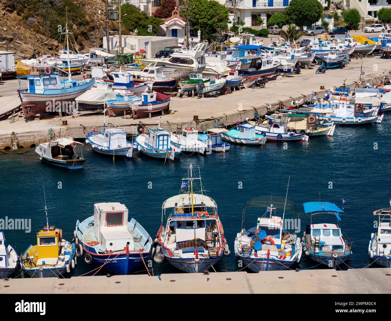 Bateaux de pêche au port de Fournoi, vue surélevée, Fournoi Island, Nord de la mer Égée, îles grecques, Grèce, Europe Banque D'Images