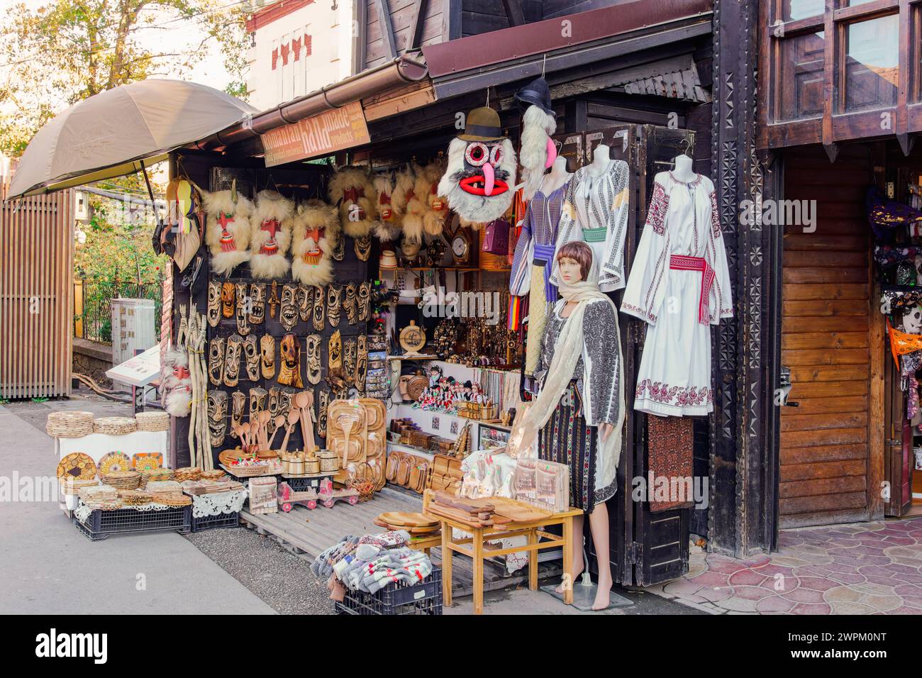 Quartier du château de Bran (Château de Dracula), des étals de rue en plein air et des marchés avec des produits roumains faits à la main en Transylvanie, Bran, Roumanie, Europe Banque D'Images