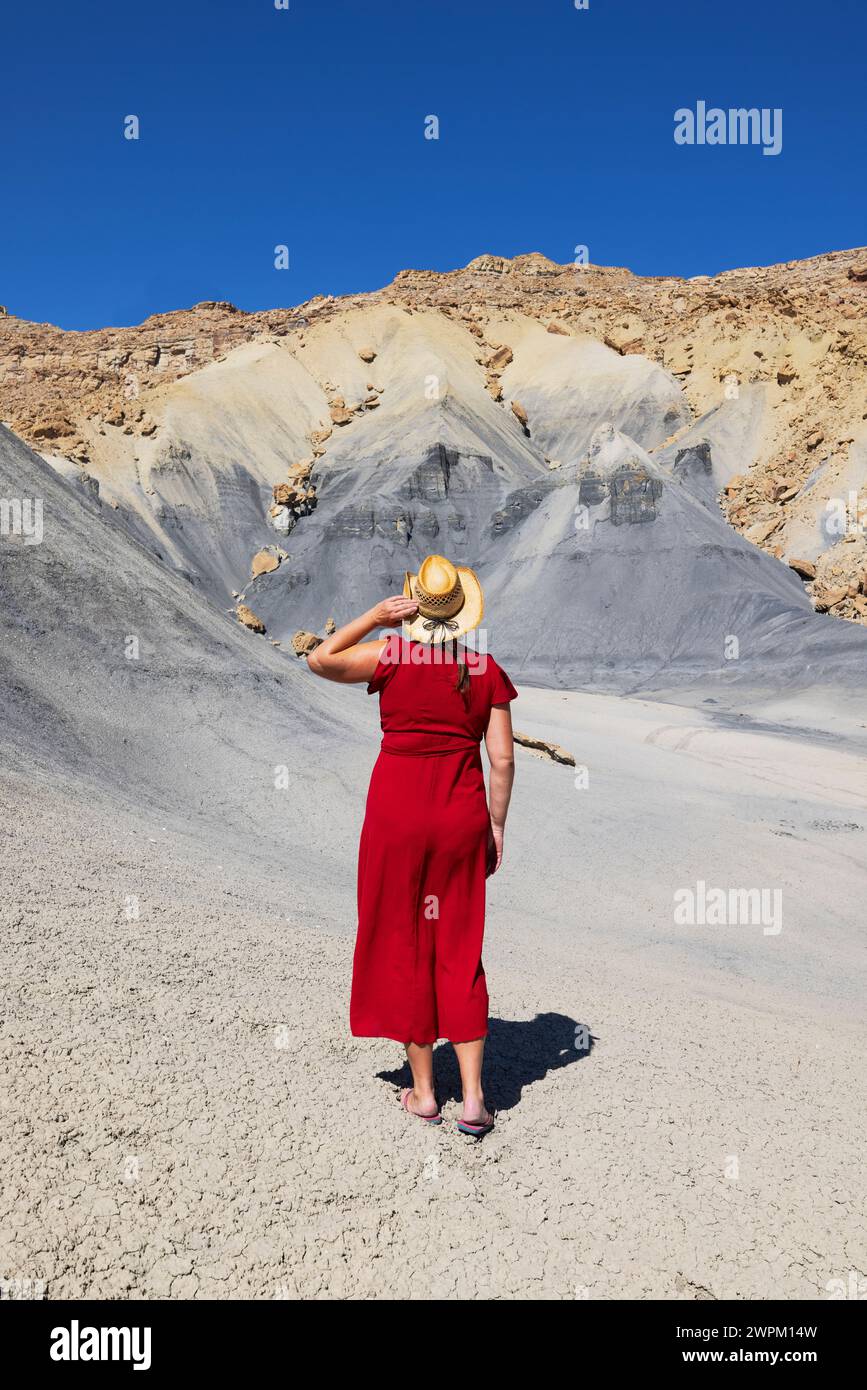 Une fille admirant les belles formations rocheuses dans la région de Big Water pendant une journée d'été, Utah, États-Unis d'Amérique, Amérique du Nord Banque D'Images