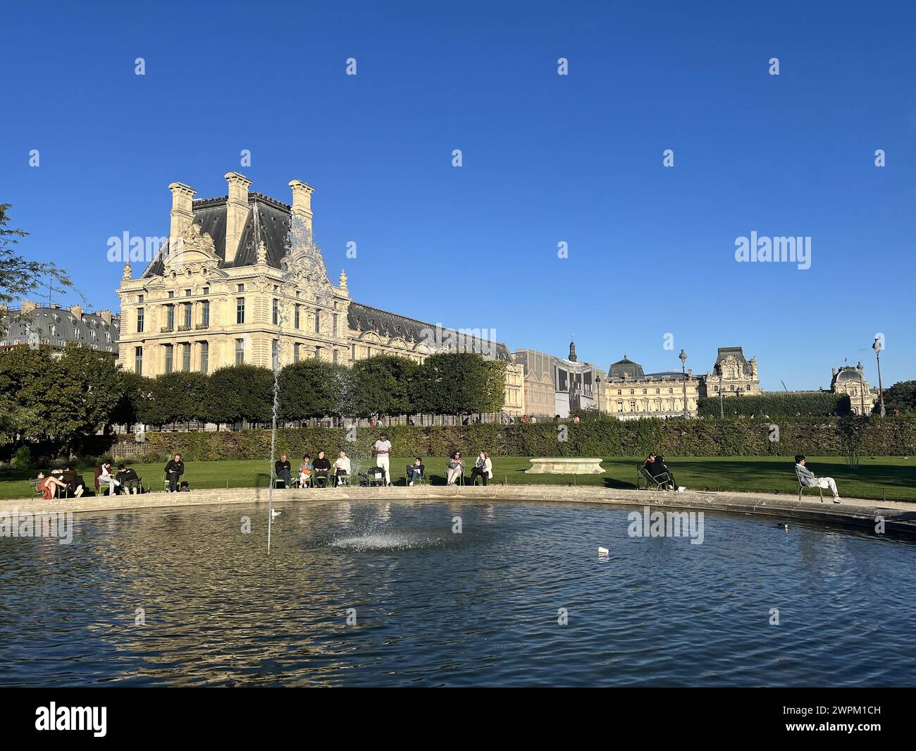 Personnes assises dans le Parc des Tuileries près du Louvre, Paris, France, Europe Banque D'Images