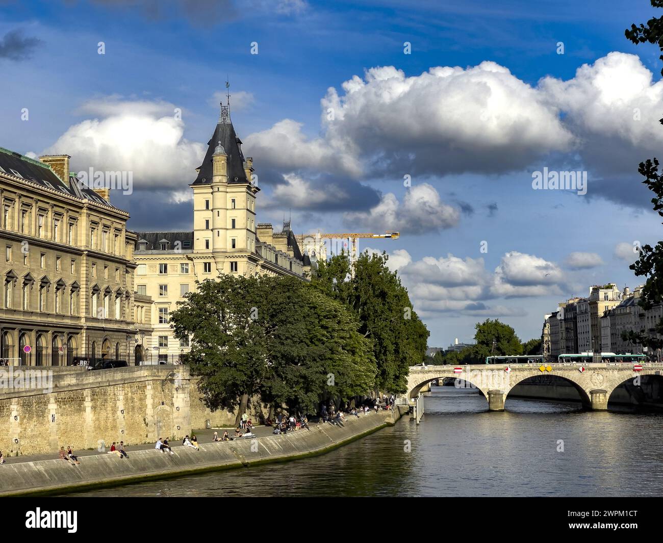 Rive de la Seine, Ile de la Cité, et Palais de Justice, Paris, France, Europe Banque D'Images
